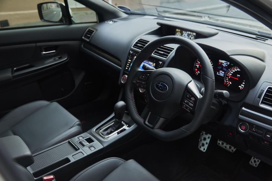 Интерьер Subaru WRX 2017 года  (ZA) (фото 2 из 40)